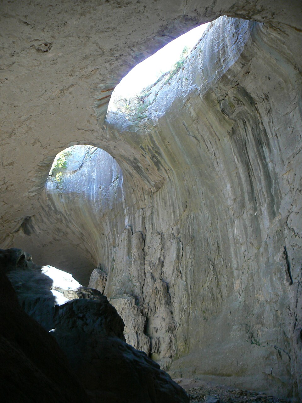 Prohodna Cave